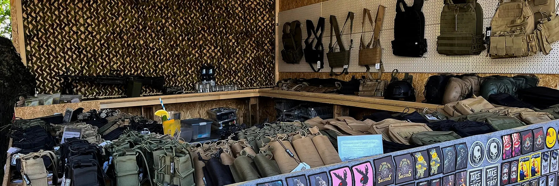 VARION Standbereich bei Wildlands mit Ausrüstung, Zubehör und Gewehrwand